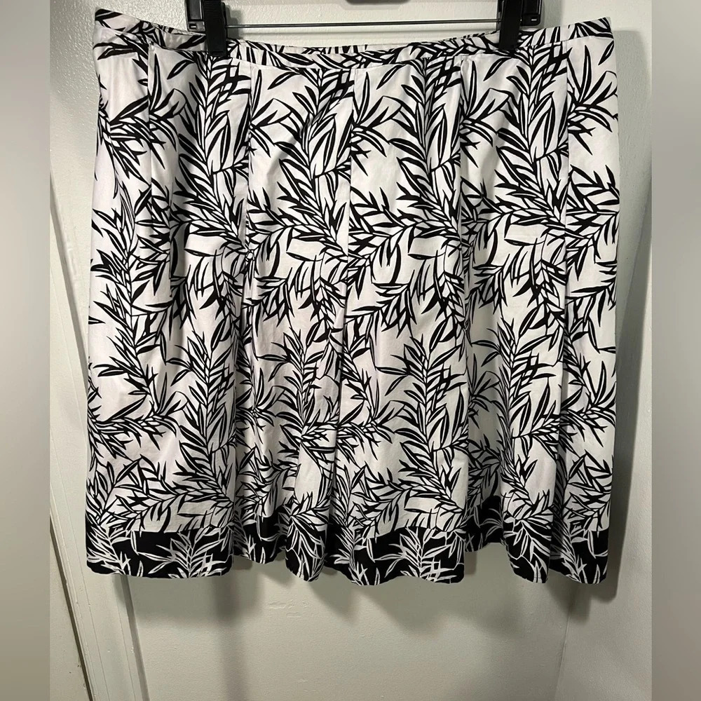 Jones Wear Studio, 20W, pleated, lined black & white,‎ botanical print, midi